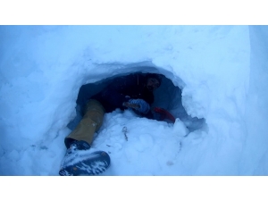 -25 Derecede Karın İçinde Geceyi Geçirdiler