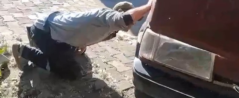 tokat-ta-aracin-motor-kismina-giren-yilani-itfaiye-ekipleri-kurekle-yakaladi