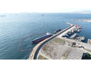 Tuzla’da Kaza Sonucu Yan Yatan Gemi Havadan Görüntülendi