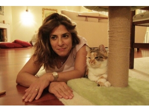 Ekranların Sevilen Kedisi Zümrüt Şaziye Sokak Hayvanlarına Yardım Götürüyor