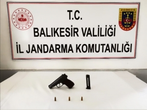 Jandarma Ekiplerini Görünce Silahını Tarlaya Attı