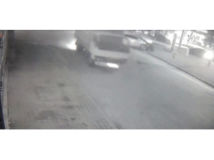 Önce Kamyona, Ardından Elektrik Direğine Çarptı