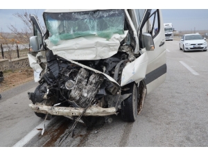 Minibüs Tıra Arkadan Çarptı: 1 Ölü, 3 Yaralı