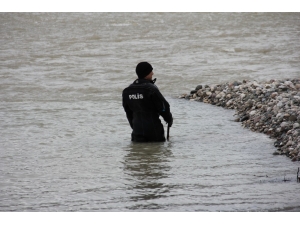 Dalgıçlar Kayıp Engelli Şahsı Nehirde Arıyor