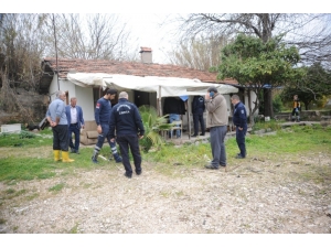 Evde Bakım Hizmeti İçin Geldikleri Evde Yaşlı Adamın Cesediyle Karşılaştılar