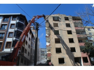 Esenler’de Ağır Hasarlı Binaya Kontrollü Yıkım