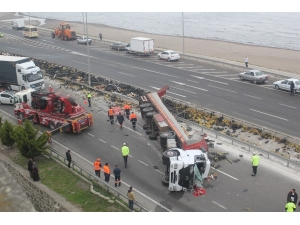 Ordu’da Elma Yüklü Tır Devrildi: 1 Yaralı