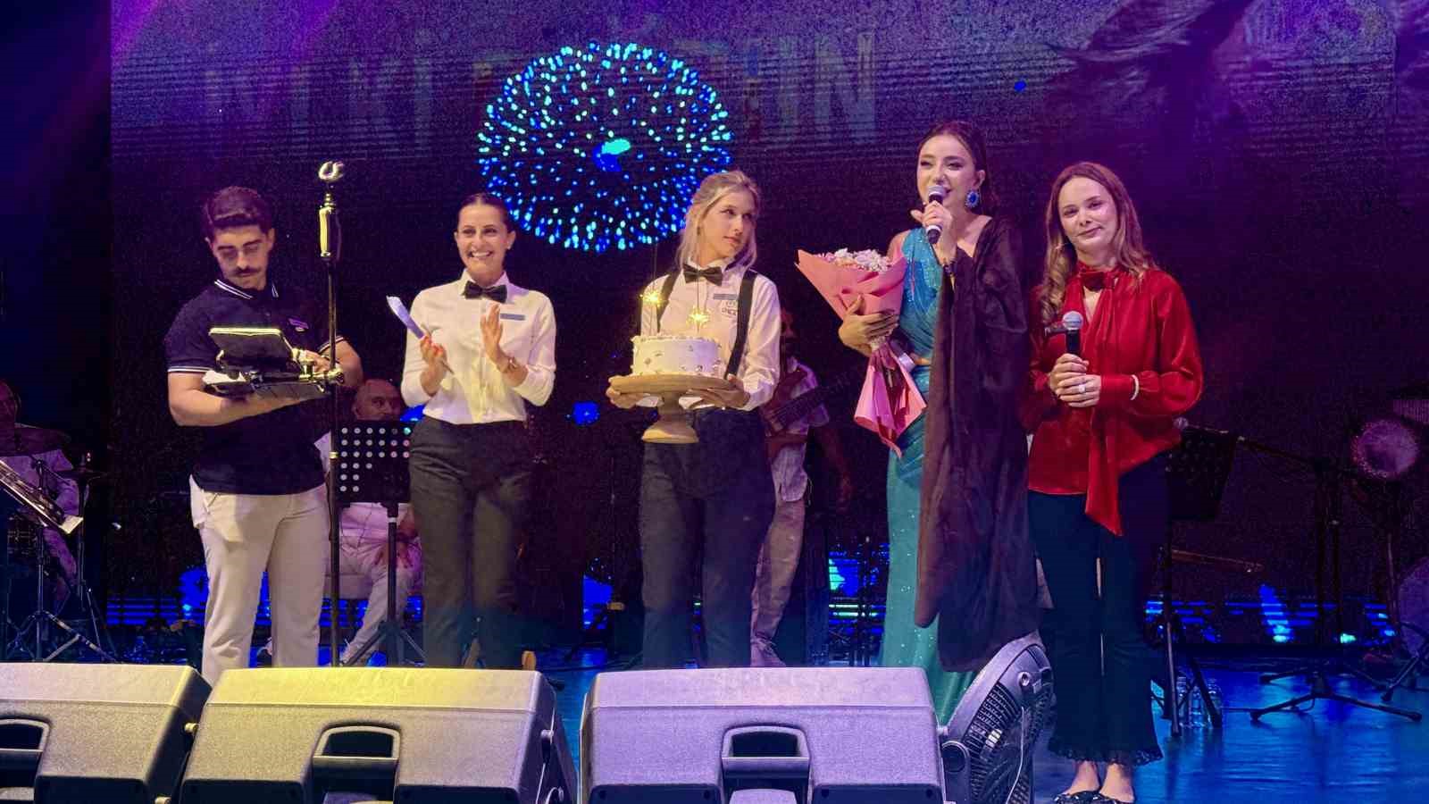 oyku-gurman-dan-bodrum-da-unutulmaz-konser-sahnede-dogum-gunu-surprizi
