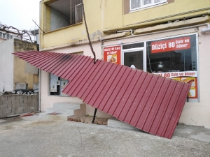 Düziçi’nde Fırtına Çatıları Uçurdu