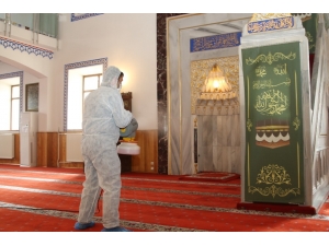 Hacılar’da Cuma Namazı Öncesi Cami Dezenfeksiyonu