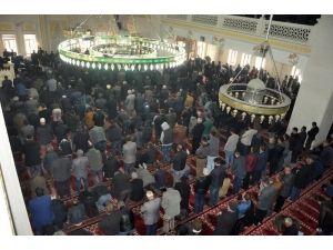 Korona’ya Rağmen Cuma Namazında Saflar Doldu