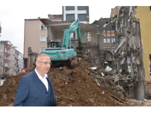 Bulancak’ta Yeni Belediye Binası Ve Kent Meydanı Projesi Kapsamında Eski Hükümet Konağı Binasının Yıkımına Başlandı