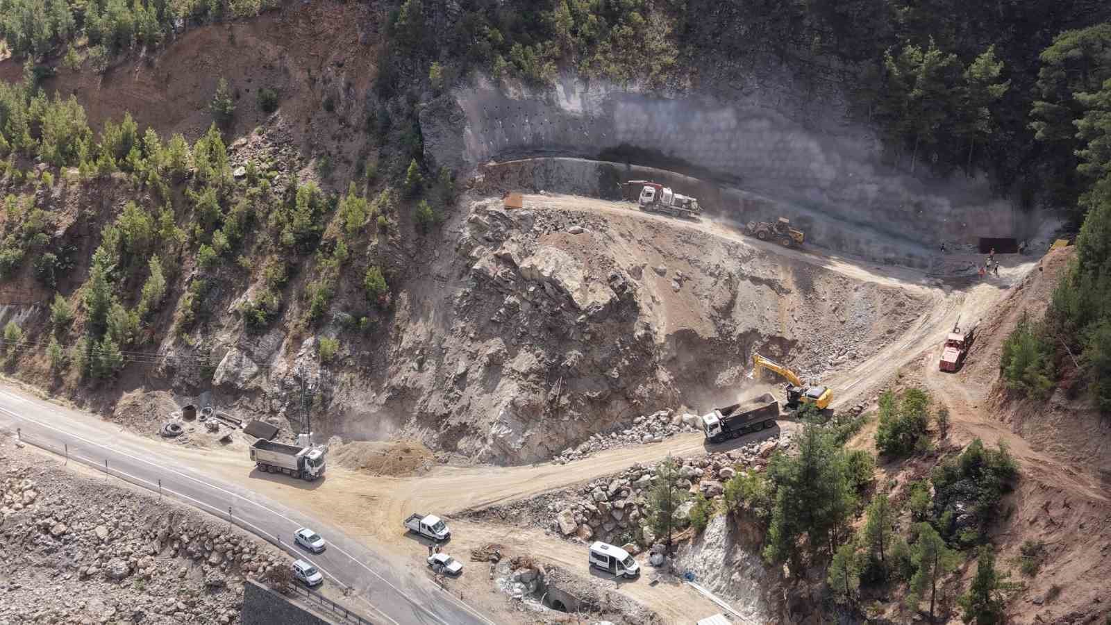 adana-daki-heyelan-islahi-ve-tunel-projesi-nde-ilk-kazma-vuruldu