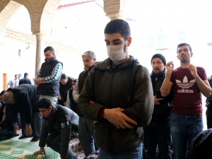 Korona Virüse Aldırmayan Cemaat Camilere Akın Etti