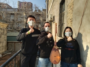 Çinli Öğrencileriyle Birlikte Korona Virüsüne Beste Yaptı