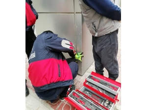 İtfaiye Ekipleri Sıkışan Güvercini Kurtardı