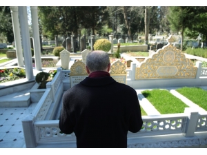 Cumhurbaşkanı Erdoğan, Karacaahmet Mezarlığı’ndaki Aile Kabristanını Ziyaret Etti