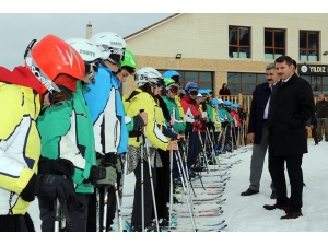 Öğrenciler Kaymayı Yıldız Dağı Kayak Merkezinde Öğreniyor