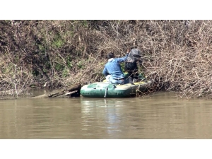 Yunan Askerler Yanından Geçen Mültecileri Görmedi