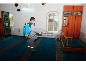 Kemer’de Camiler Ve Duraklar Temizleniyor