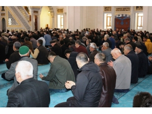 Vatandaşlar Evde Namaz Kılmayı Değil, Camileri Tercih Etti