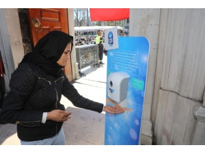 Eyüpsultan Camii Girişlerine Dezenfektan Cihazı Konuldu