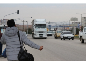 Terminallerde Bilet Bulamayan Öğrenciler, Otostop Çekti