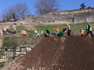 Başkan Özlü, Konuralp Tarihi Kazı Alanında Çalışmaları İnceledi