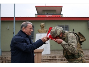 Bakan Akar, İngiltere Savunma Bakanı Wallace İle Sınır Hattını Ziyaret Etti