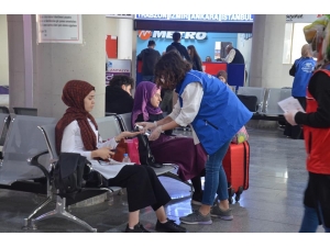 Gençler Otogarda El Dezenfektan Uygulaması Yaptı