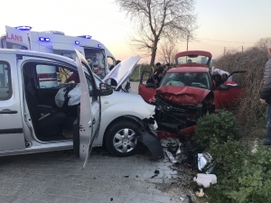 İki Otomobil Kafa Kafaya Çarpıştı; 1’i Ağır 4 Kişi Yaralandı