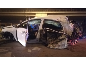 İzmir’de Feci Kaza... Otomobil Tramvay Yolunu Aşıp Karşı Yola Geçti: 4 Yaralı