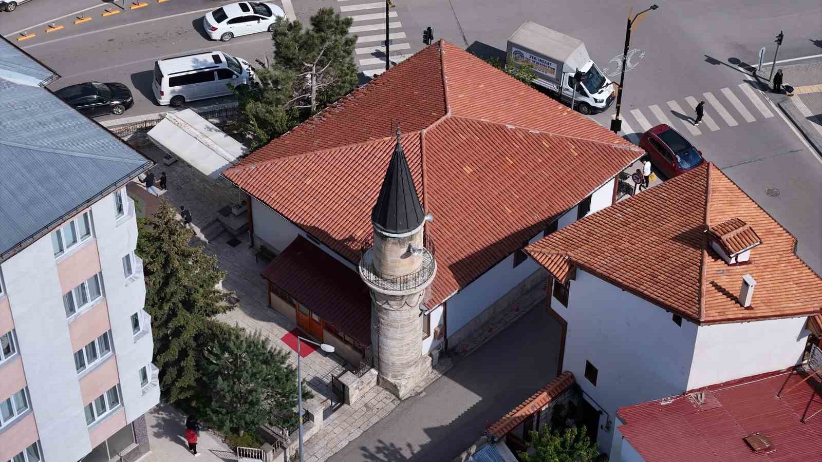 mahalle-adini-bu-camiden-aliyor-minaresindeki-zincirler-ile-dikkat-cekiyor