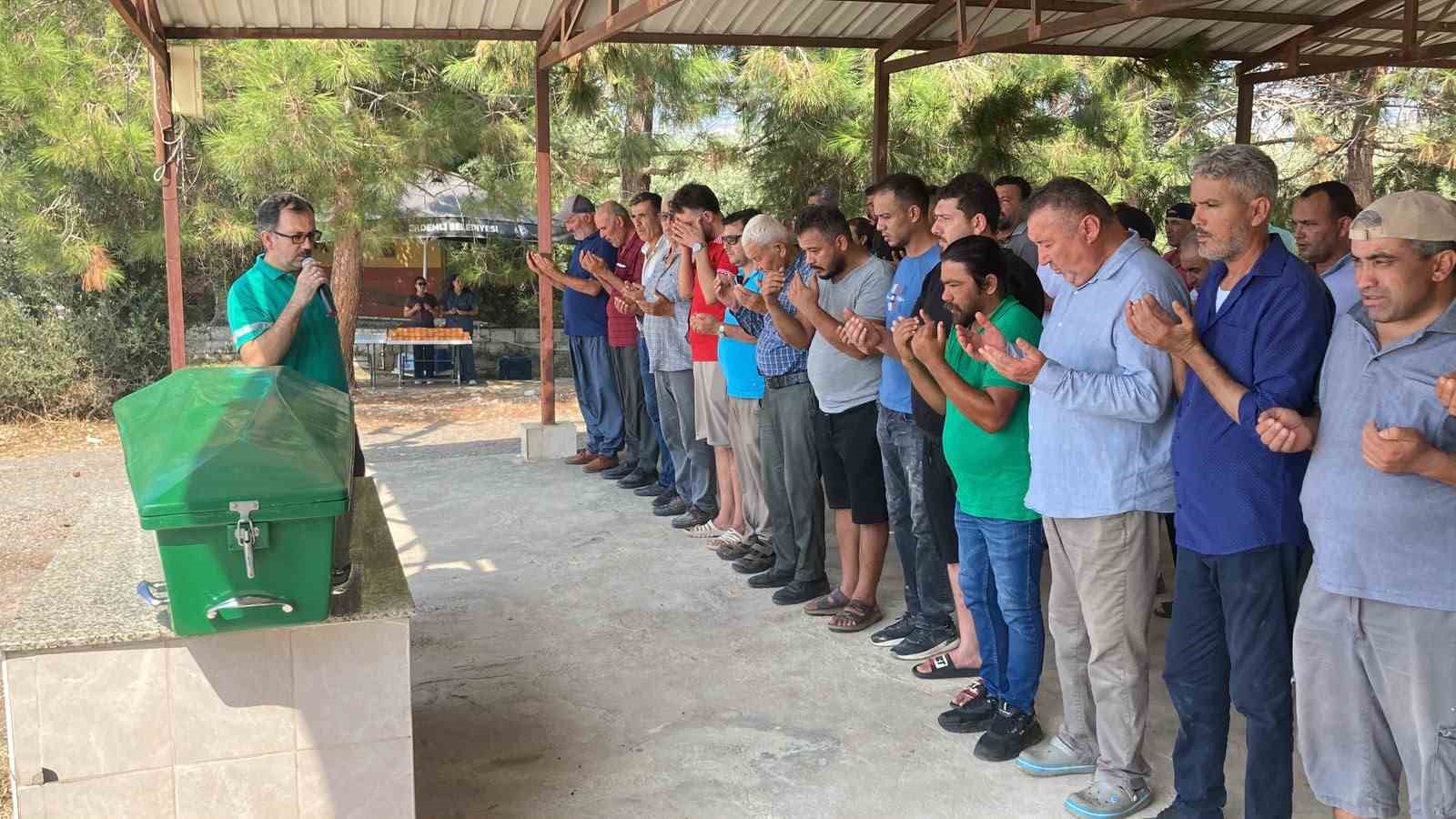 mersin-deki-kaskli-dehsette-hayatini-kaybeden-yasli-adam-topraga-verildi