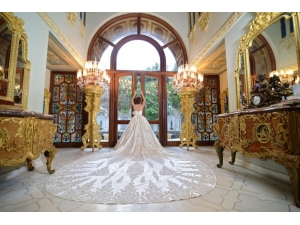 Bu Gelinliği Taşımak Güç İstiyor, Tam 35 Kilo Ağırlığında