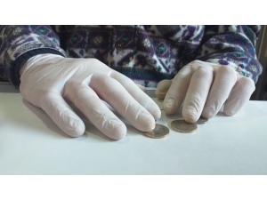 Para Alıp Verirken Korona Virüse Karşı Plastik Eldivenli Önlem