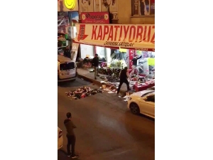 3 Şahsın, Demirlerle Saldırarak Mağazayı Talan Ettiği Anlar Kamerada