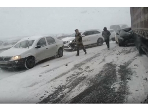 Rusya’da Kar Fırtınası Nedeniyle 20 Araç Birbirine Girdi