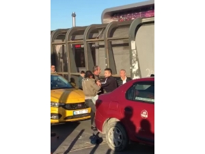 Kadın Yolcudan Taksiciye “Şarj Aleti” Dayağı