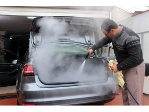 Korona Virüsüne Karşı Araç Sürücüleri Araçlarını Buharlı Su İle Yıkatıyor