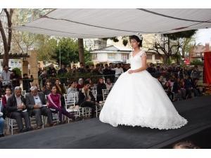 Sokakta Gelinlik Defilesi