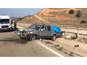 Kamyonet Bariyerlere Çarptı: 1 Yaralı