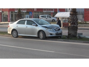 Kontrolden Çıkan Otomobil Önce Demir Direği Devirdi Ardından Ağaca Çarptı