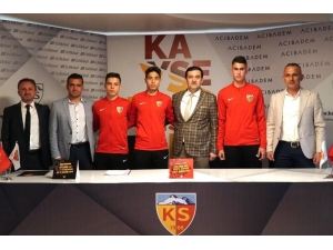 Kayserispor 3 Futbolcu İle Sözleşme Yaptı