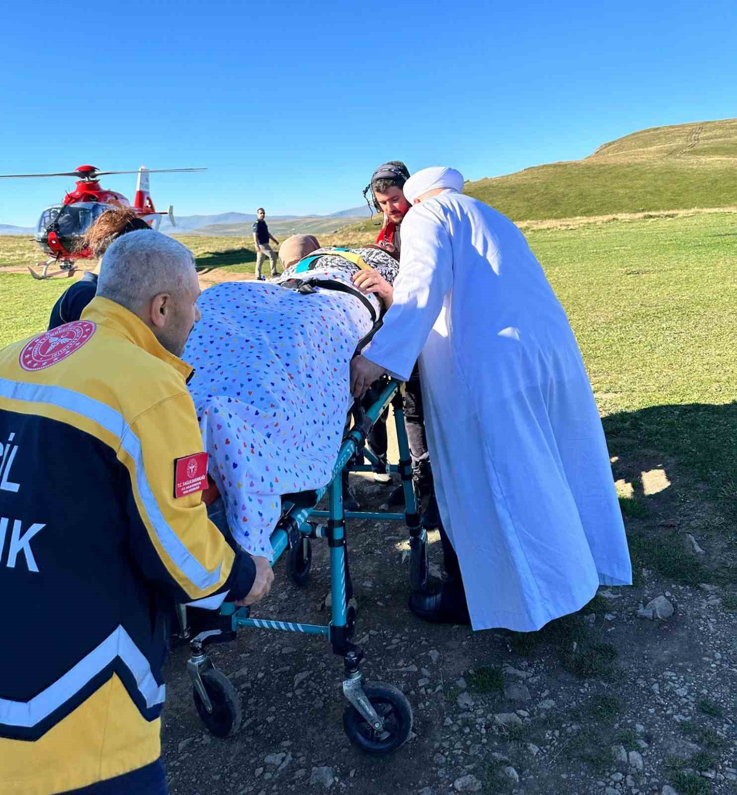trabzon-daki-egrisu-yaylasi-nda-duserek-yaralanan-hasta-ambulans-ucakla-kanuni-egitim-ve-arastirma-hastanesi-ne-getirildi