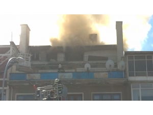 Kütahya’daki Çatı Yangınında Mahsur Kalan 4 Kişi Kurtarıldı