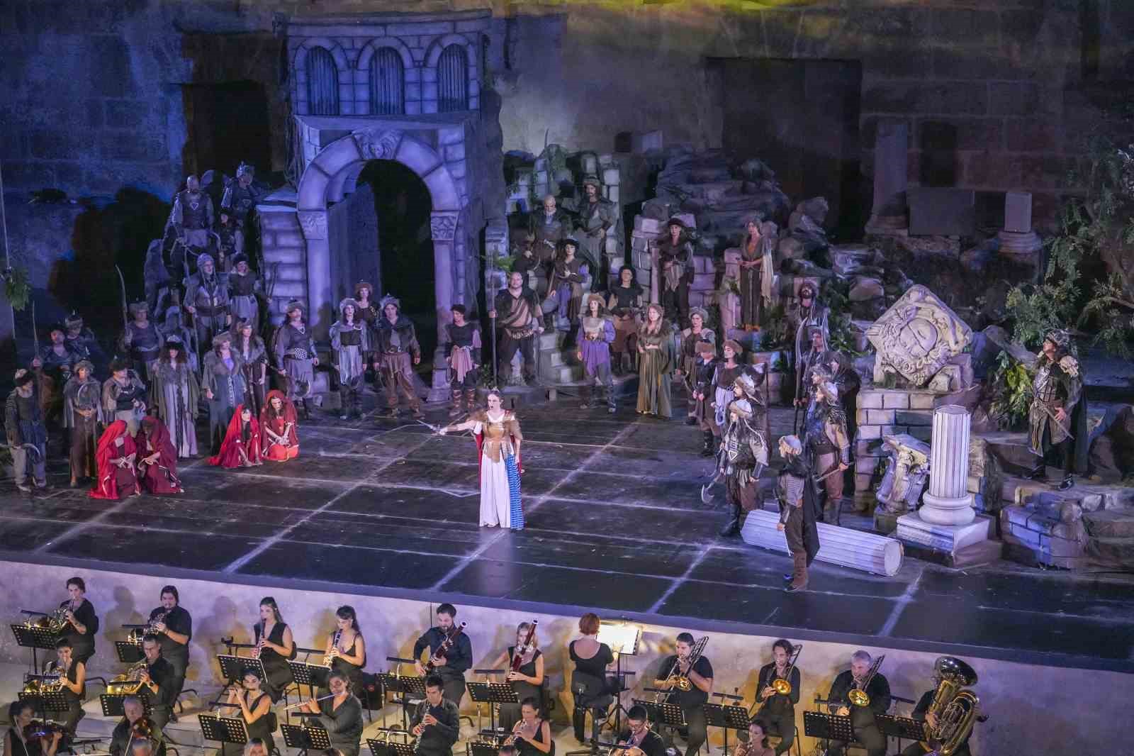 33-uluslararasi-aspendos-opera-ve-bale-festivali-attila-ile-basladi