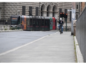 Karantinadaki İtalya’da Evinden Çıkamayan Halk Pencerelerde Şarkı Söylüyor