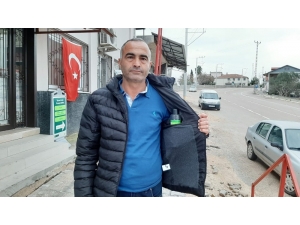 Korona Virüs Korkusuyla Kolonyayı Cebinde Taşıyor, Her Önüne Gelene Kolonya İkram Ediyor