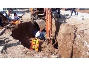 Kazdığı İnşaat Çukuruna Düşen İşçiyi İtfaiye Ekipleri Kurtardı